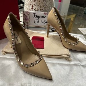 Valentino Rockstud pumps